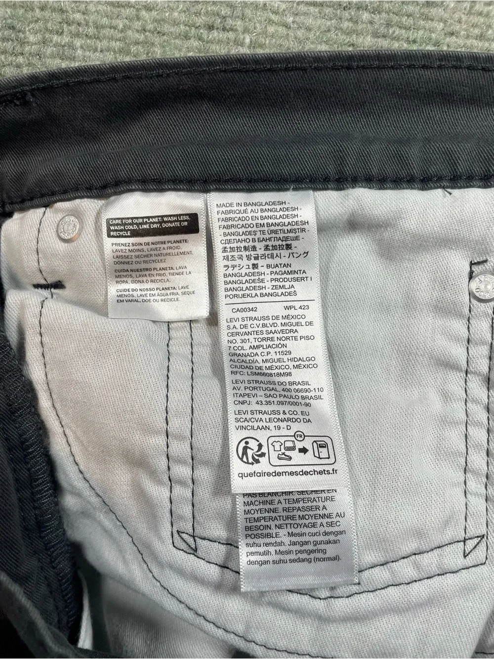 Levi's Relaxed Fit Jeans in Charcoal Black/Gray